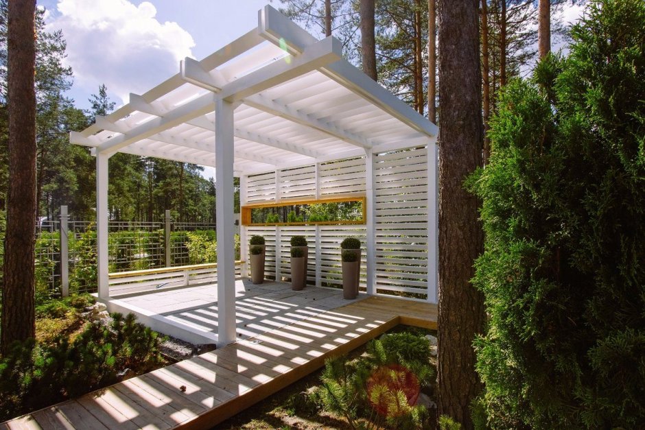 Современная беседка на склоне