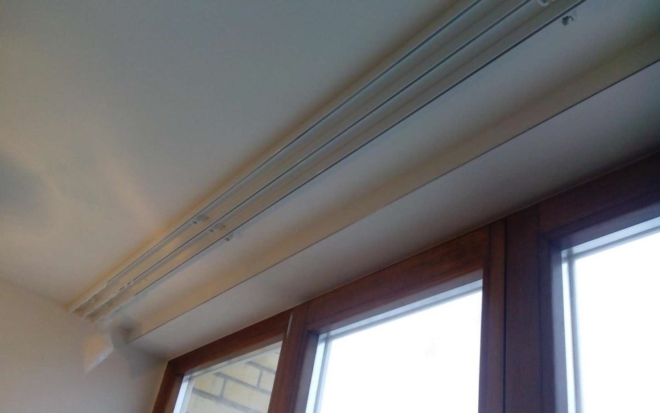 Карниз для штор на балкон потолочный