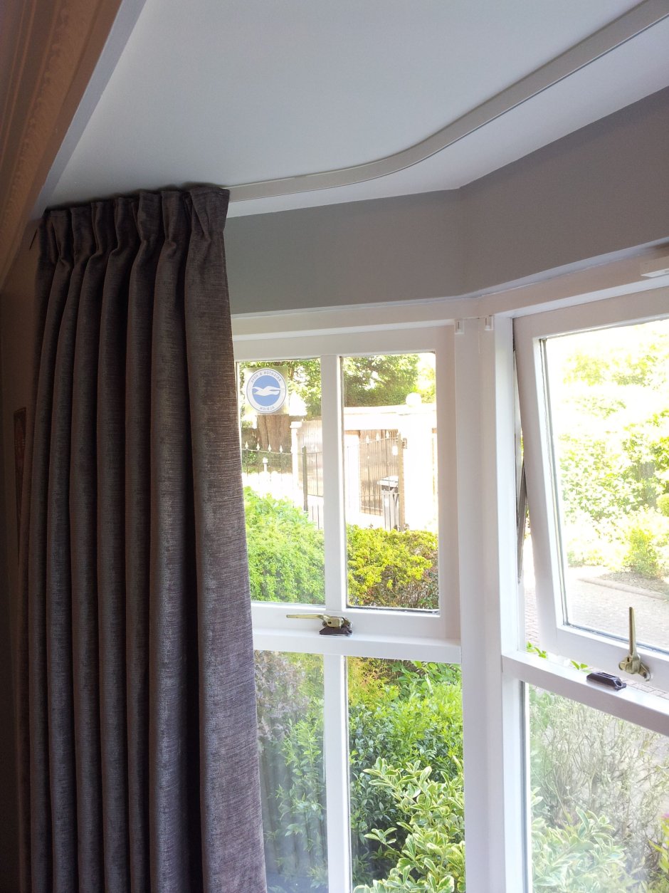 Карниз для штор над окном