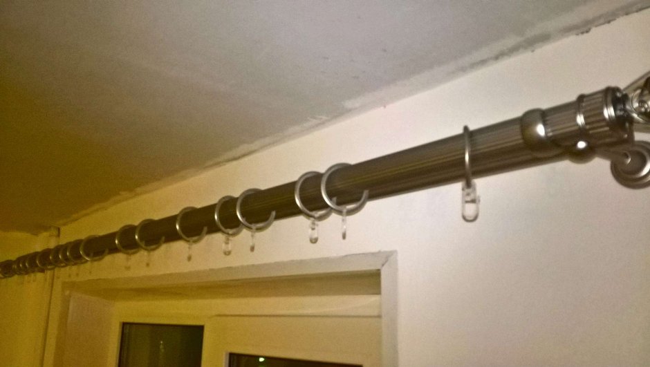 Потолочная гардина к стене