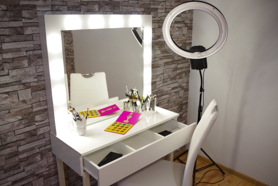 Макияжный столик с зеркалом и подсветкой