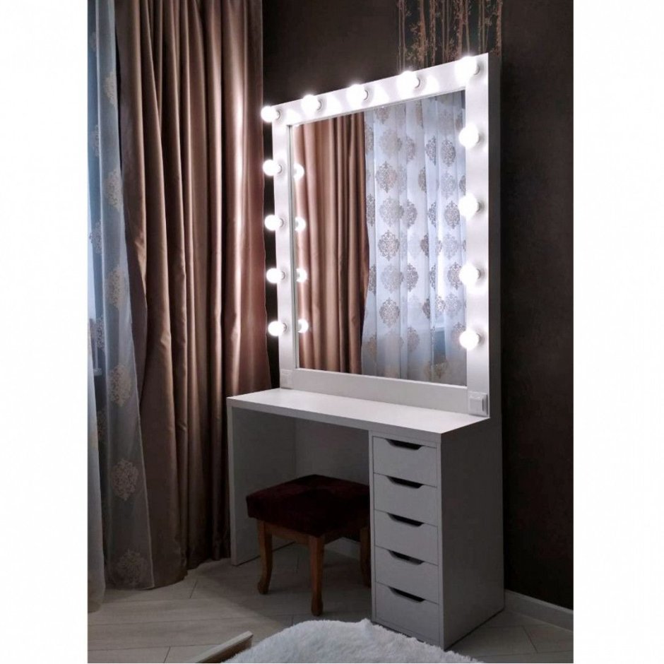 Туалетный столик с зеркалом и подсветкой в спальню