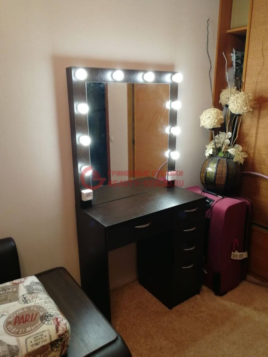 Макияжный столик с зеркалом и подсветкой