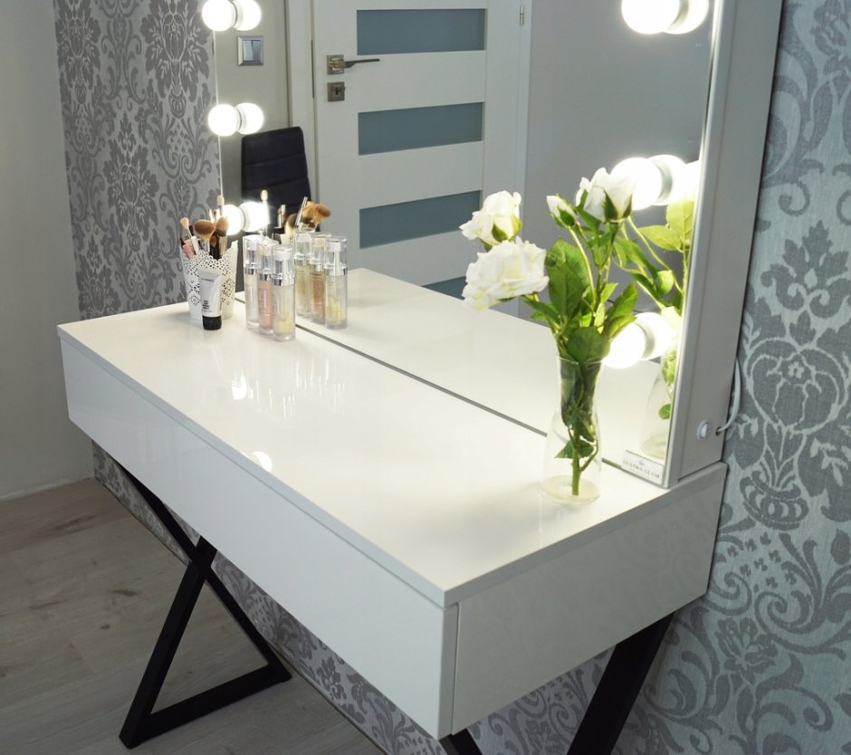 Столик для макияжа с зеркалом с подсветкой