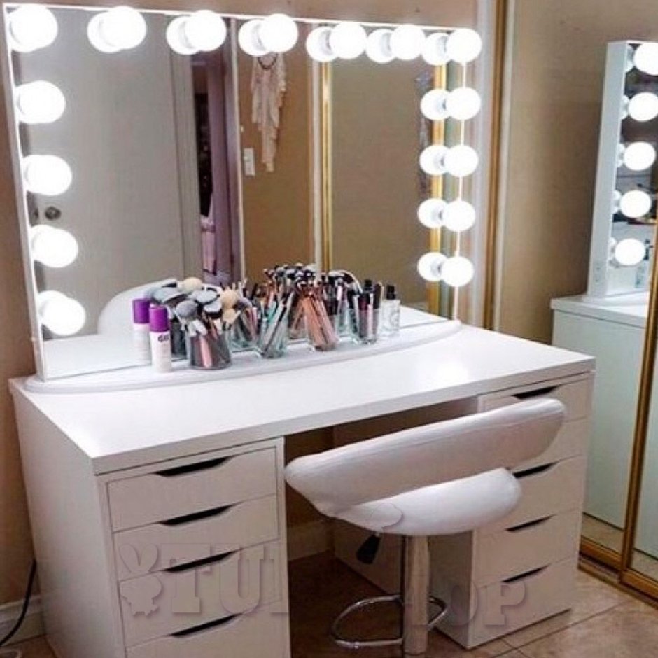 Стол с лампами для макияжа