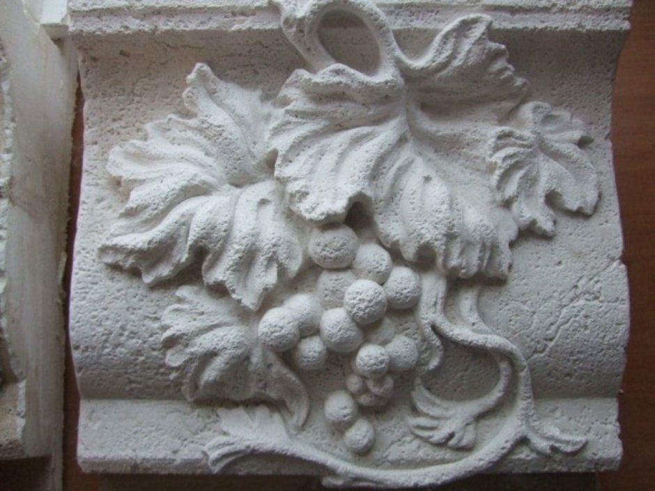 Горельеф виноградной лозы