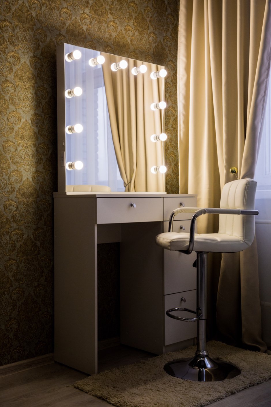 Столик гримерный с зеркалом 900х500х1480