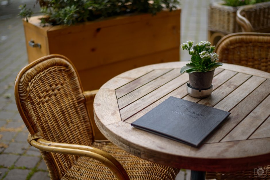 Столик в кафе