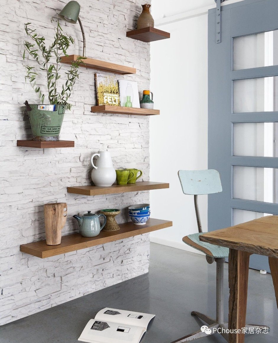 Белые стены на кухне в интерьере с полочками