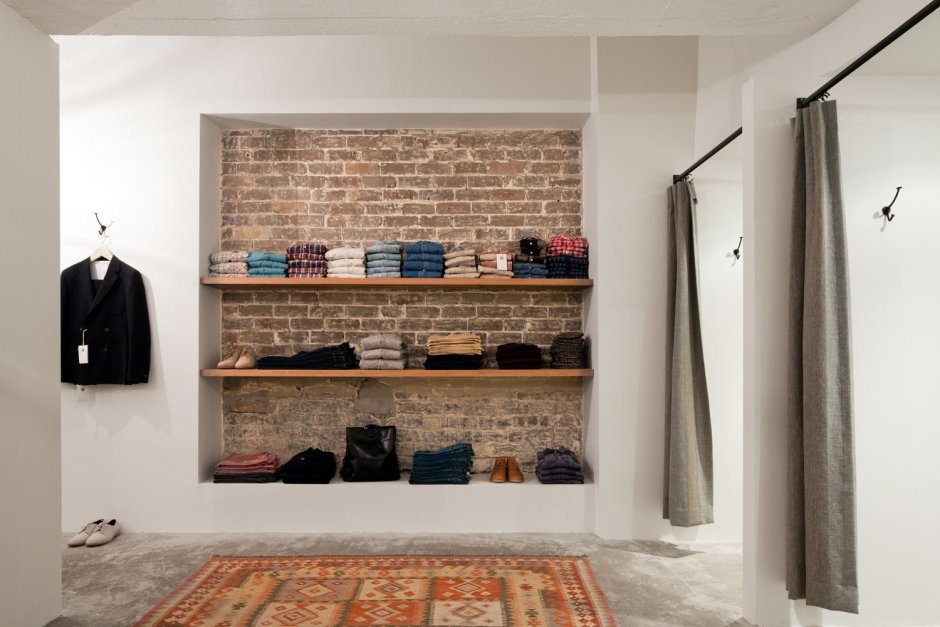 Полка на кирпичной стене