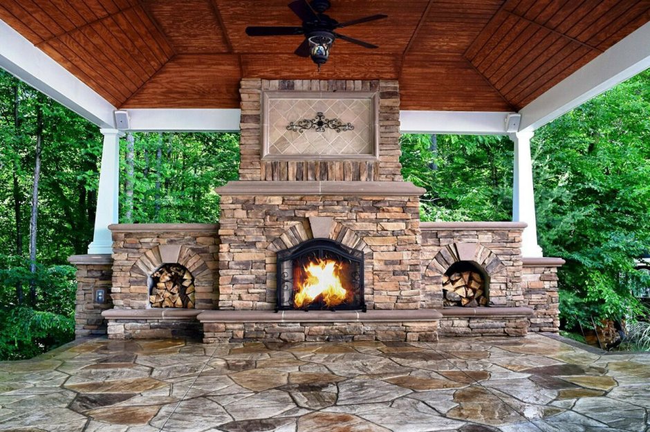 Зона барбекю на даче закрытая