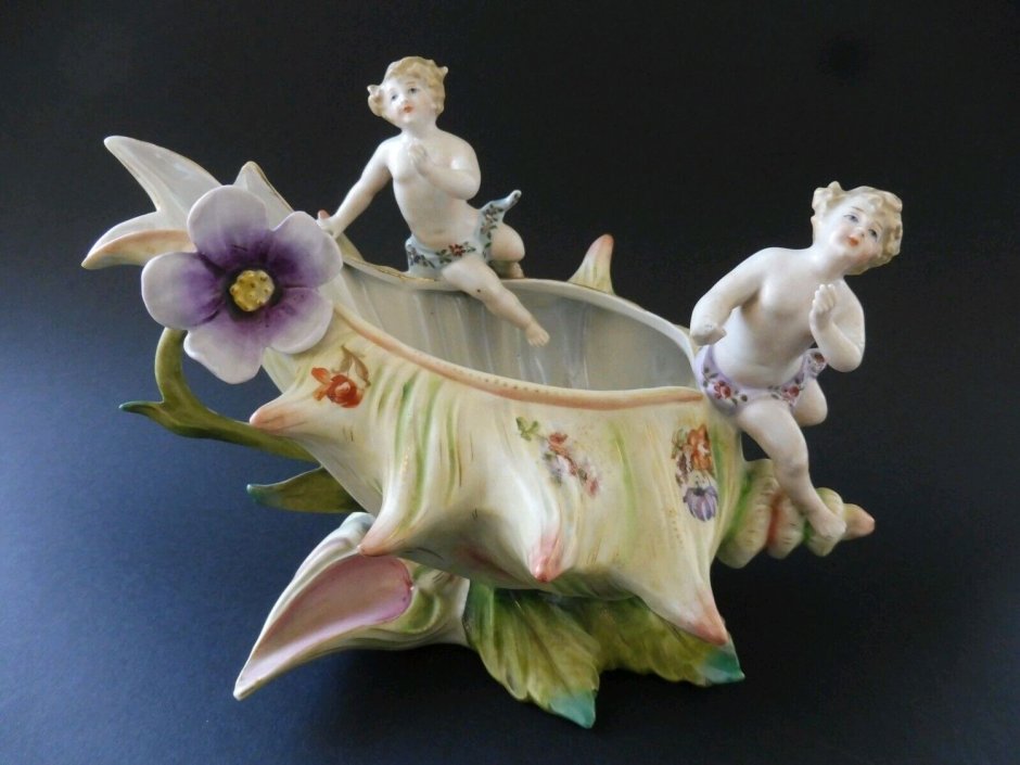 Цветы в гипсовом горшке