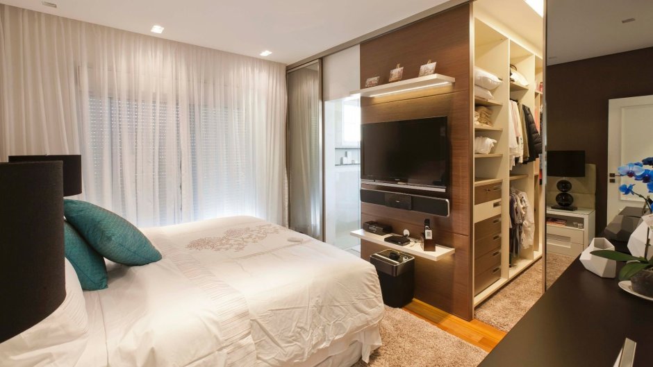 Прямоугольная спальня с гардеробной