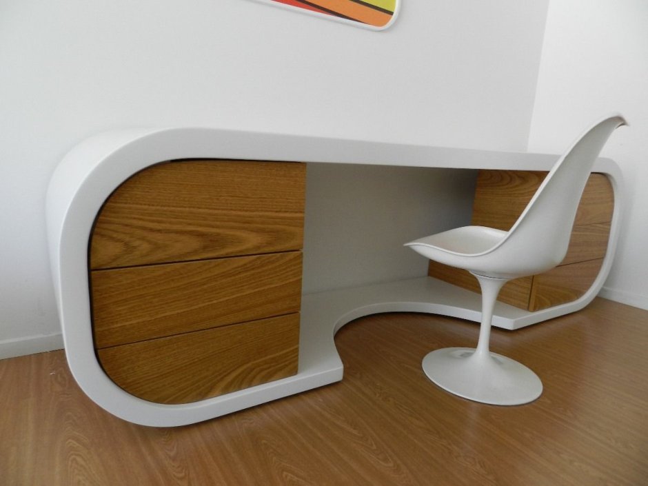 Изогнутые письменные столы