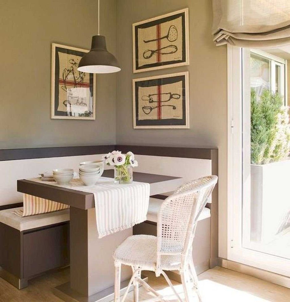 Кухня с круглым столом и диваном