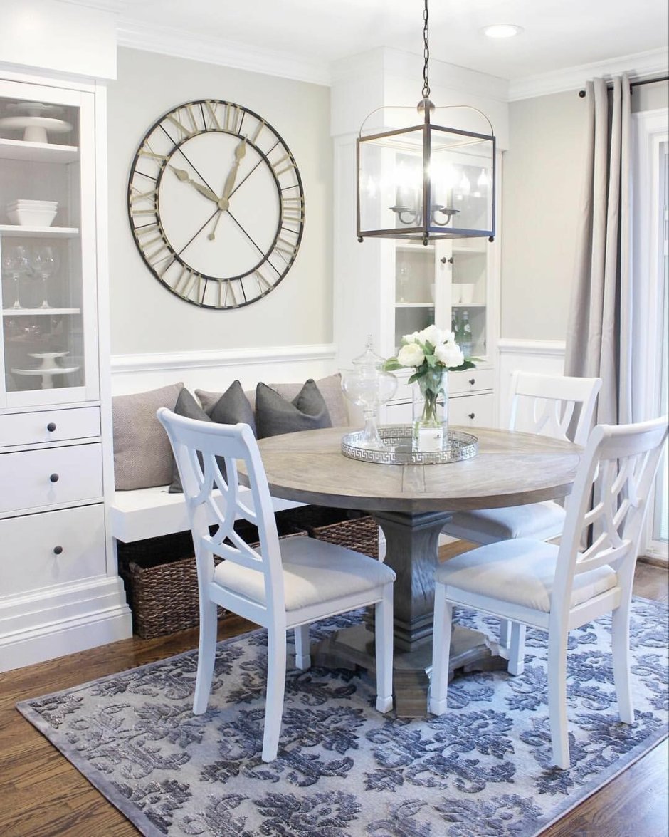 Обеденная зона рядом с кухней