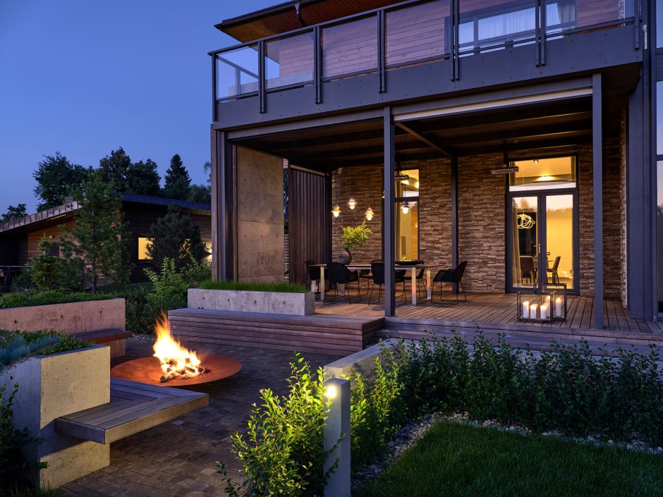 Террасы с патио в загородном доме