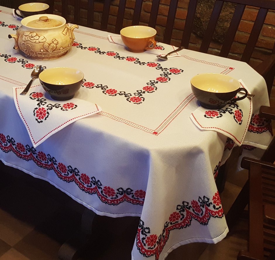 Скатерть расшитая