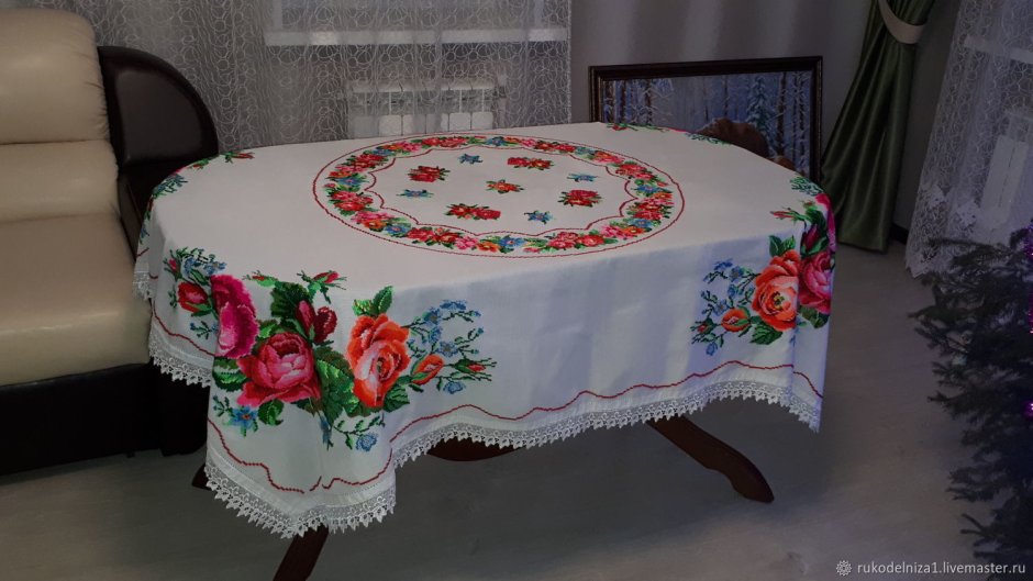 Скатерть с ручной вышивкой