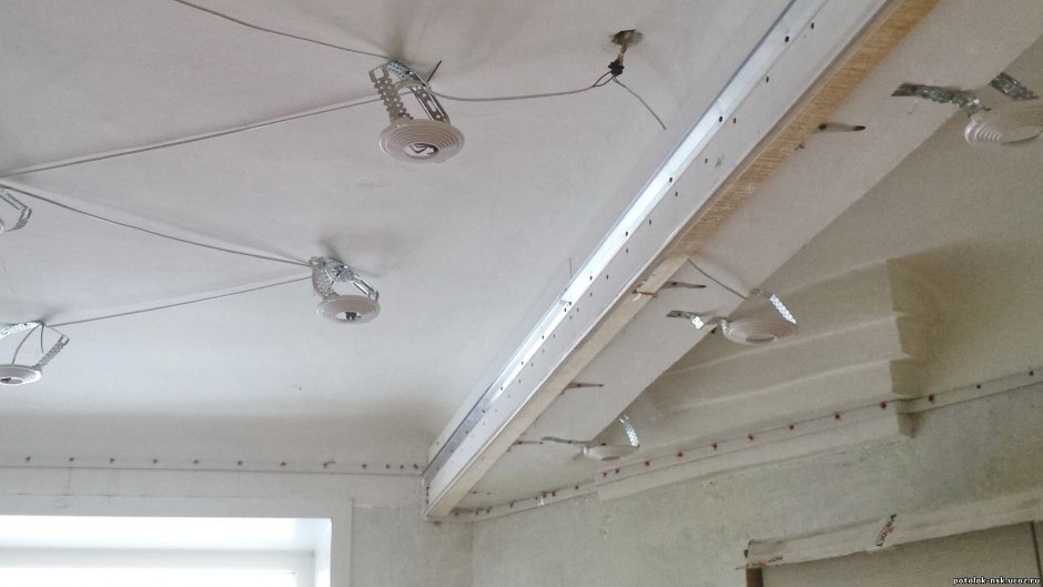 Скрытый карниз в гостиной