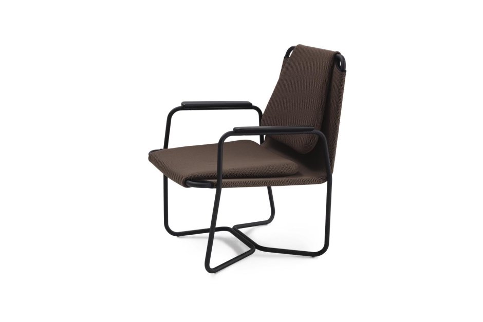 Мягкое кресло на металлическом каркасе