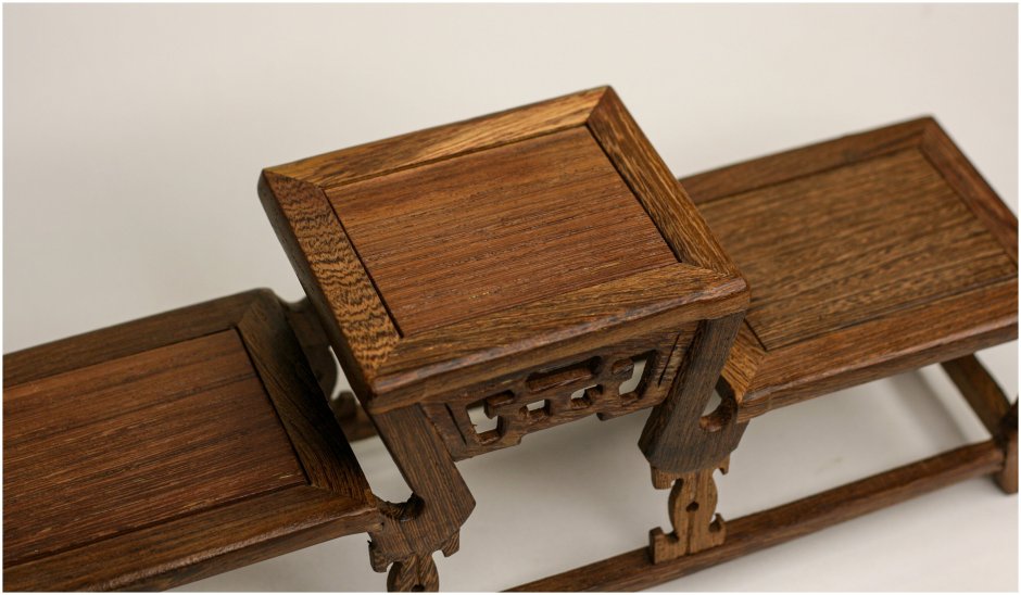 Нож на спиле дерева