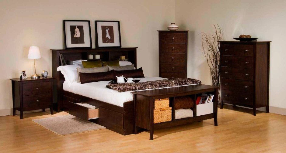 Кровать с комодом в изголовье