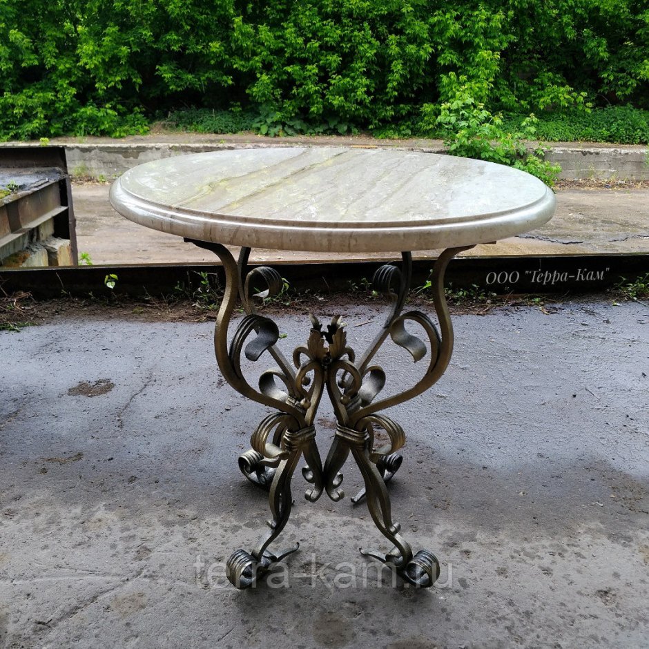 Столик с кованой ножкой