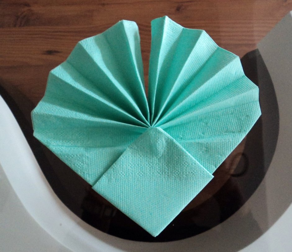 Украшение стола салфетками бумажными