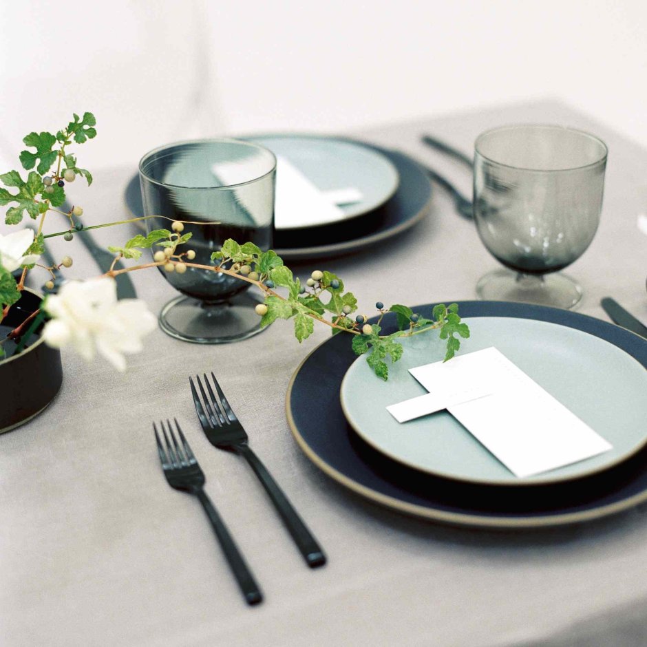 Сервированный стол с золотыми приборами