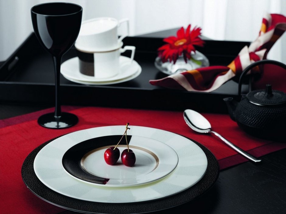 Черный стол декор посуда