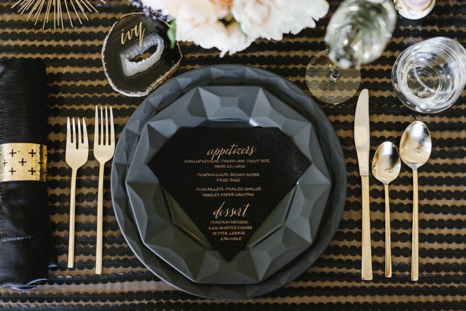 Сервировка стола в черно белом стиле