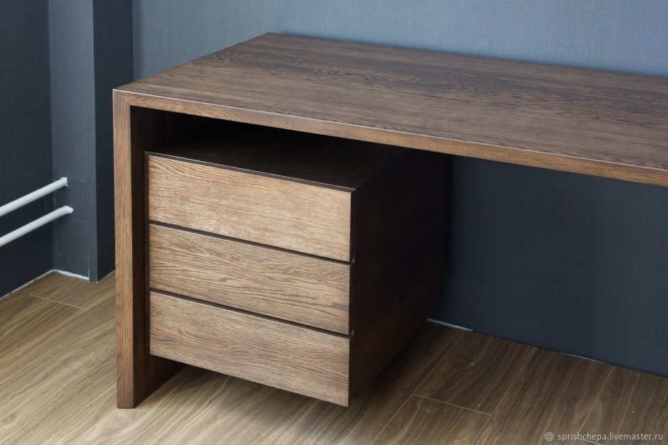 Письменный стол с толстой столешницей