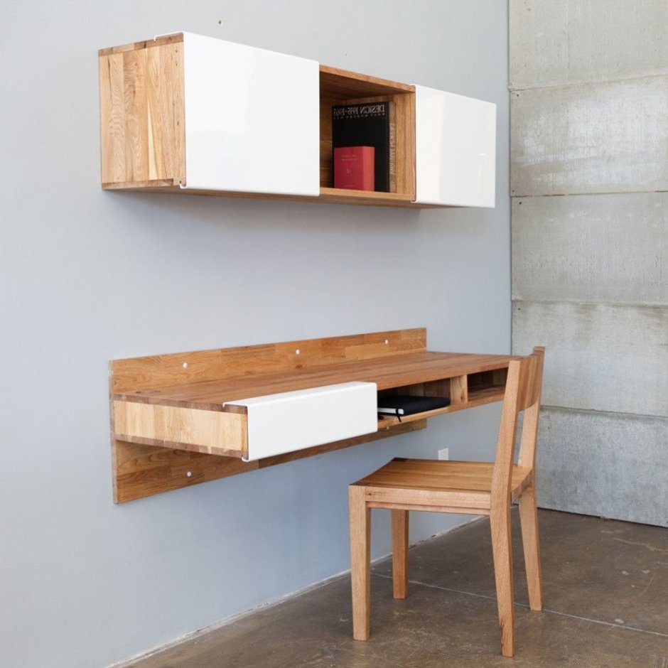 Письменный стол прикрепленный к стене