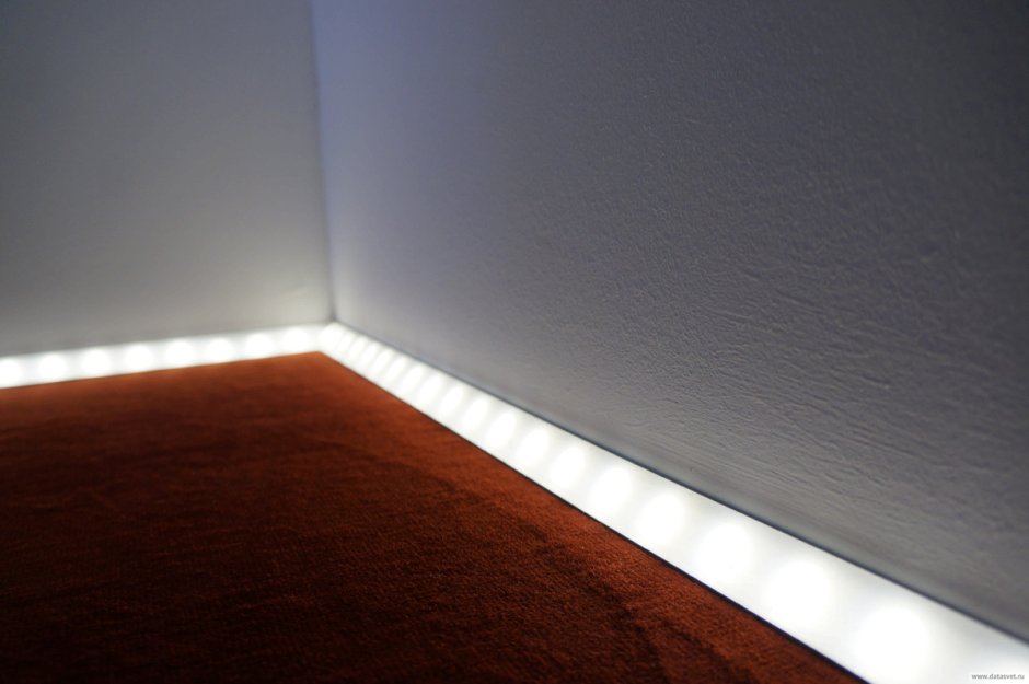 Теневой профиль плинтус