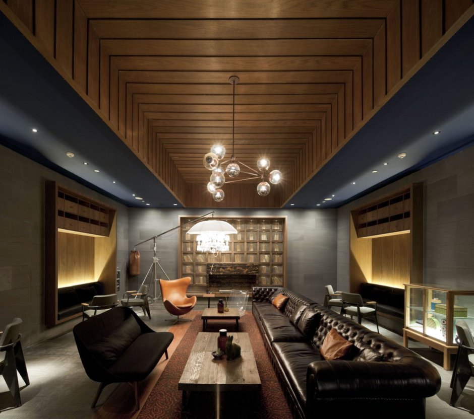 Деревянный потолок в спальне