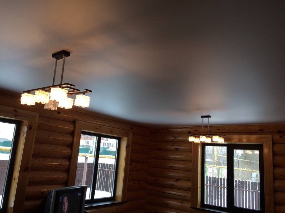 Деревянный интерьер с темными потолком гостиной