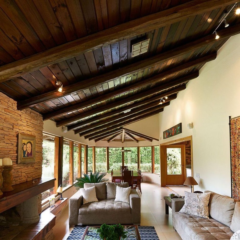 Гостиная черная с деревом