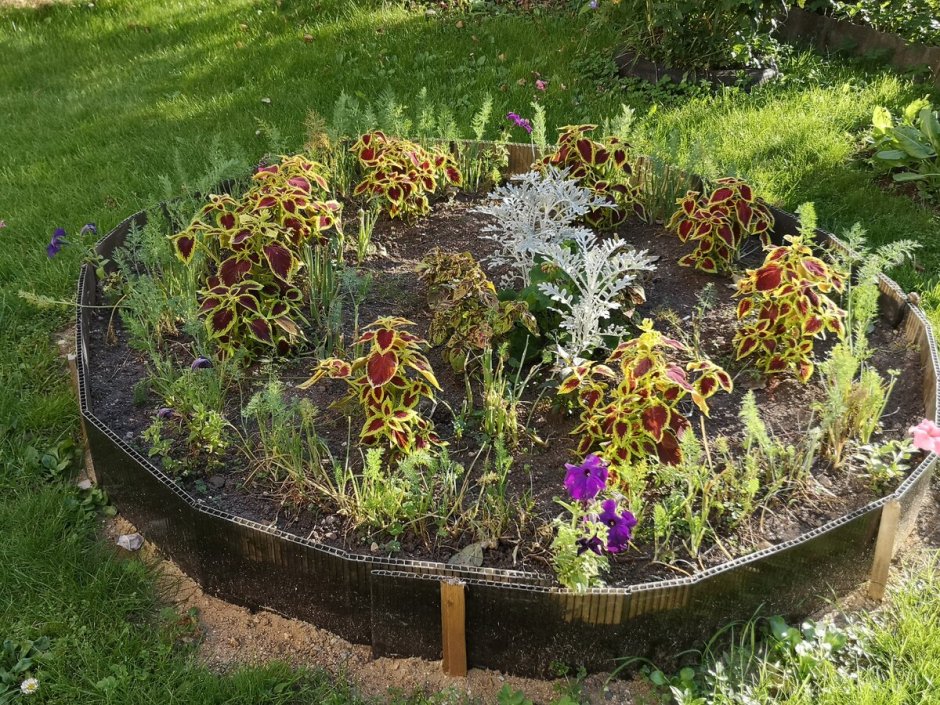 Клумбы для цветов из поликарбоната