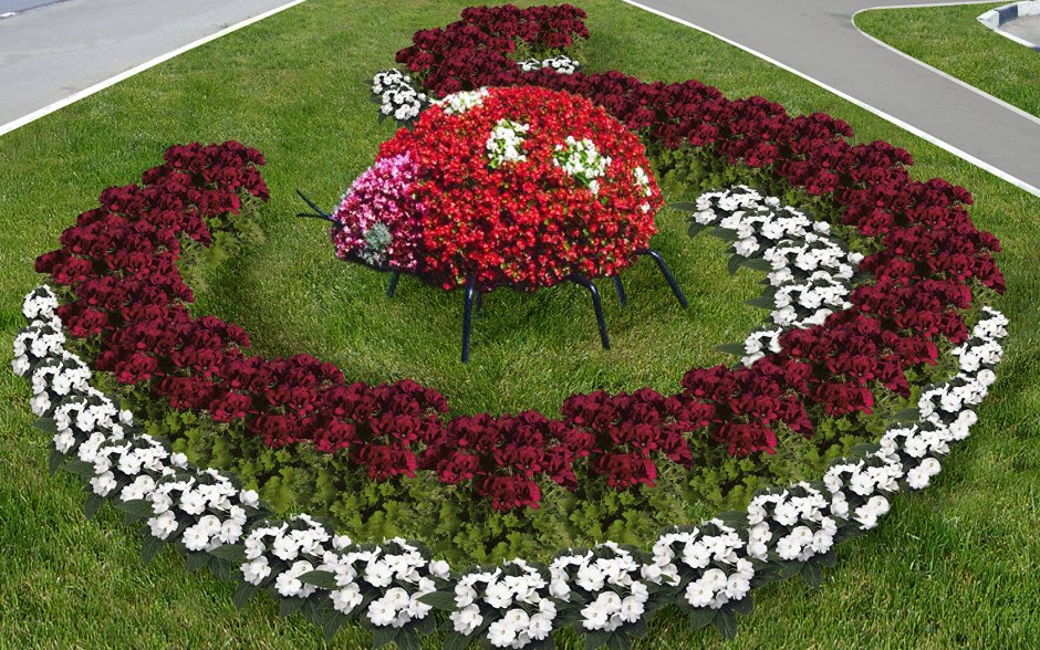 Альпийская горка с петуниями и бархатцами