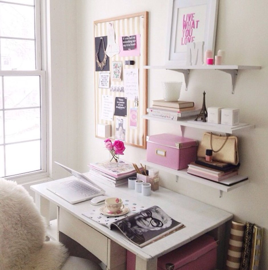 Красивое рабочее место для девушки