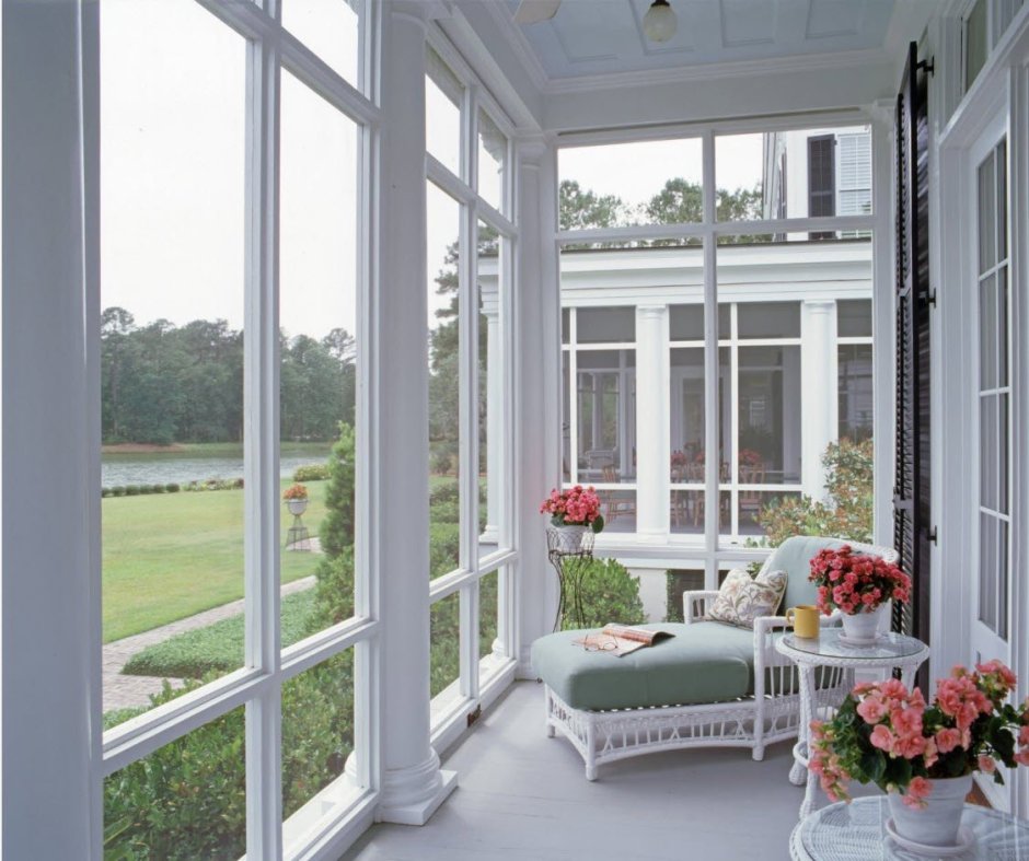 Дом с балконом