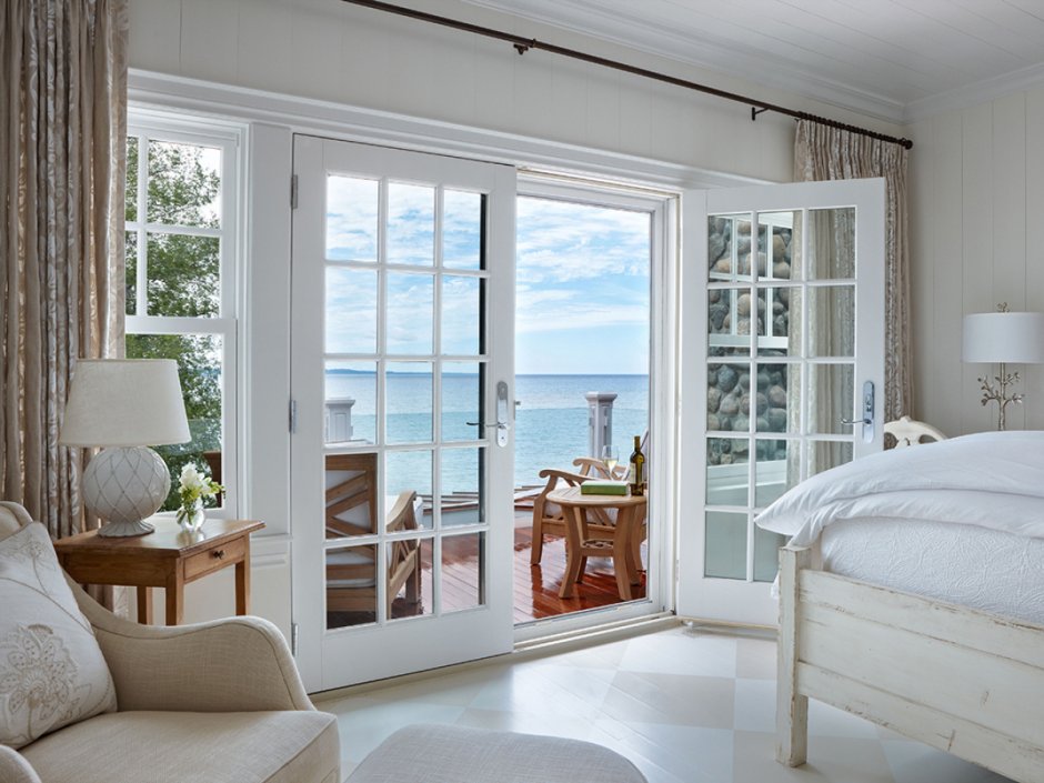 Небольшой кирпичный домик с балконом