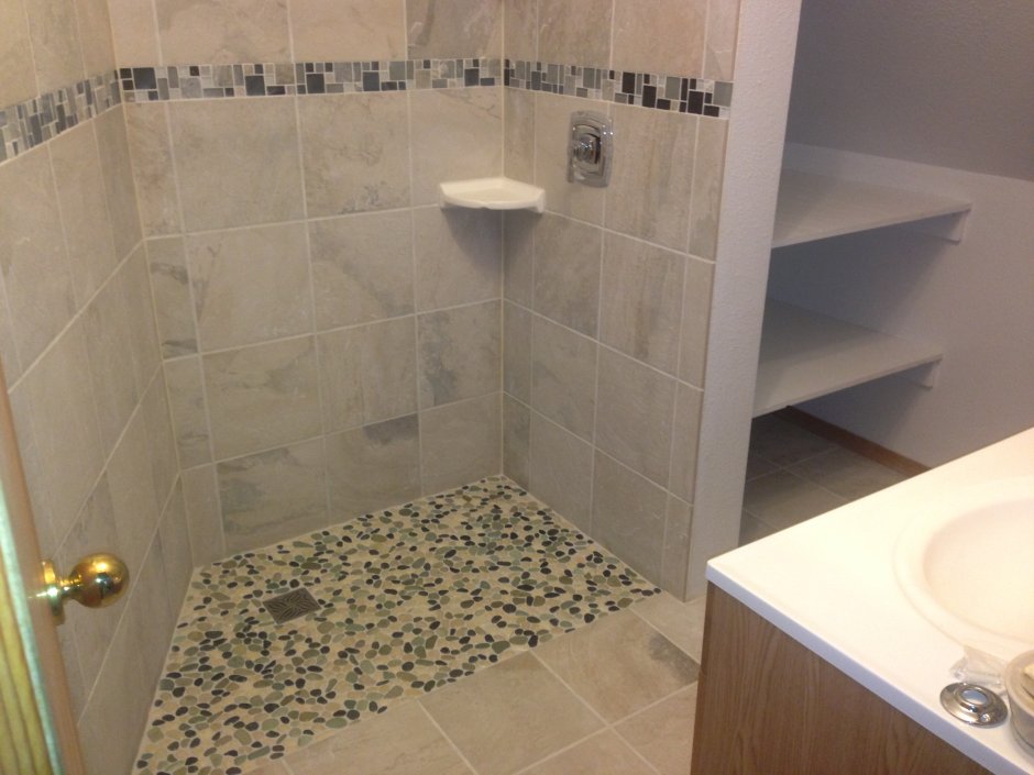 Светлый керамогранит в ванной