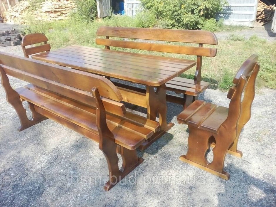 Деревянный стол с лавочками