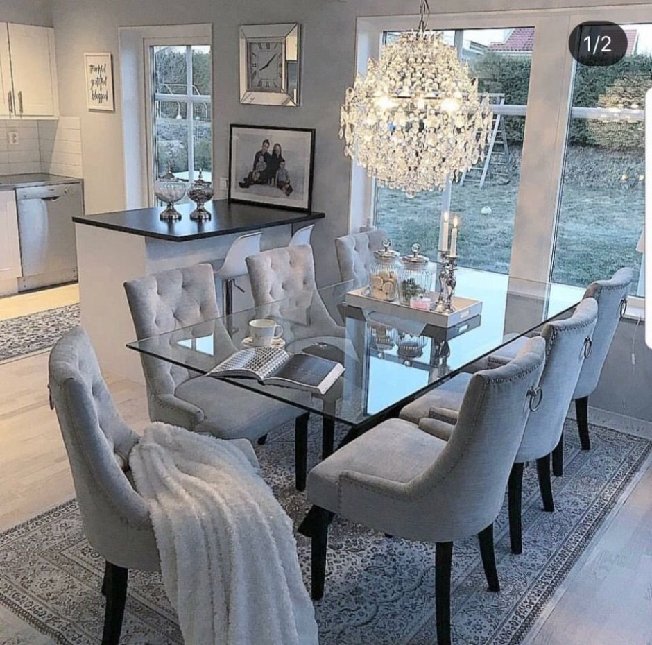 Стеклянный обеденный стол в интерьере