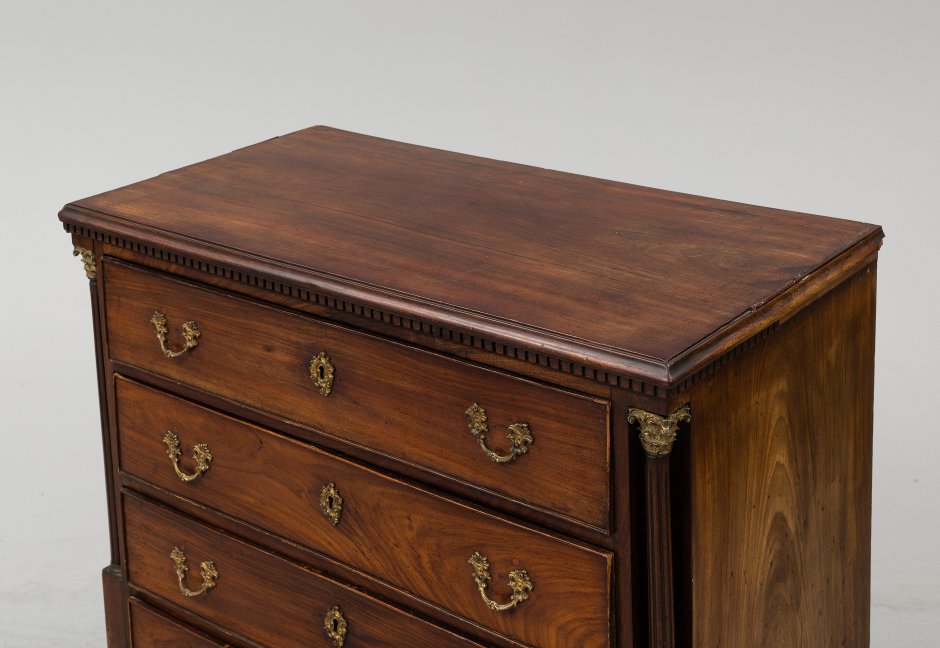 Комод с врезными ручками