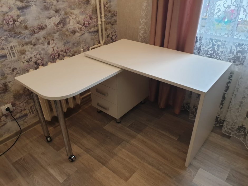Письменный стол с выдвижной столешницей для школьника