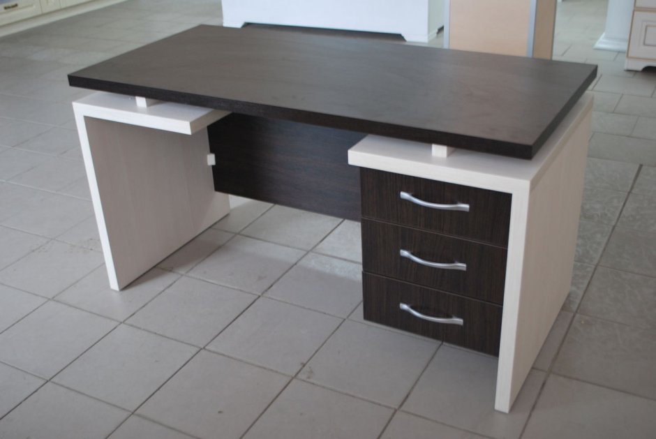 Стол с выдвижной полкой