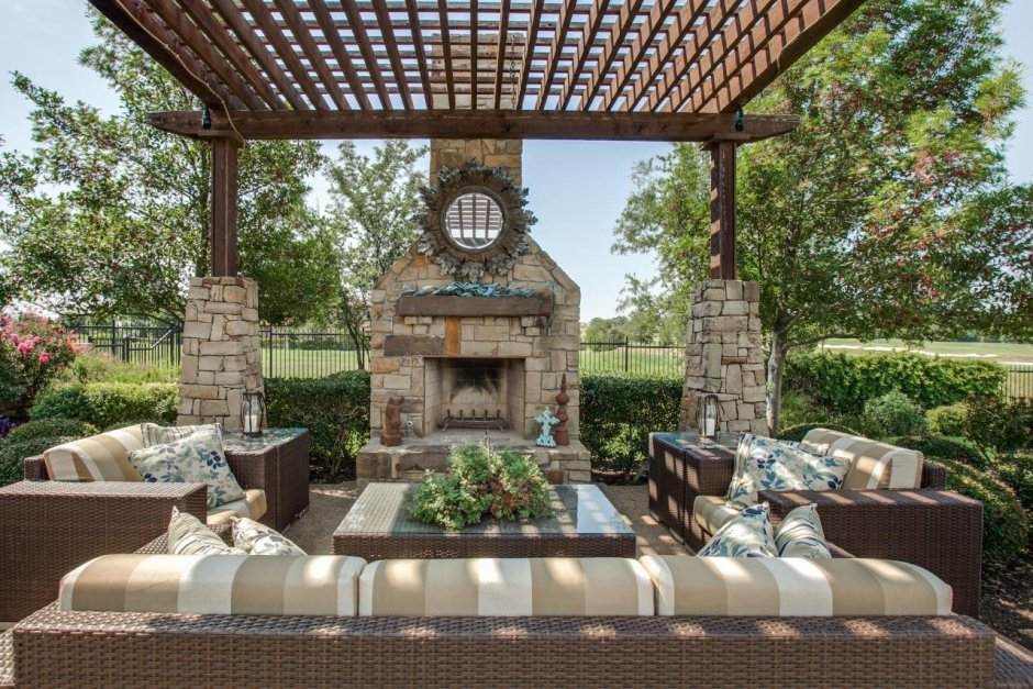 Пергола патио с костровищем